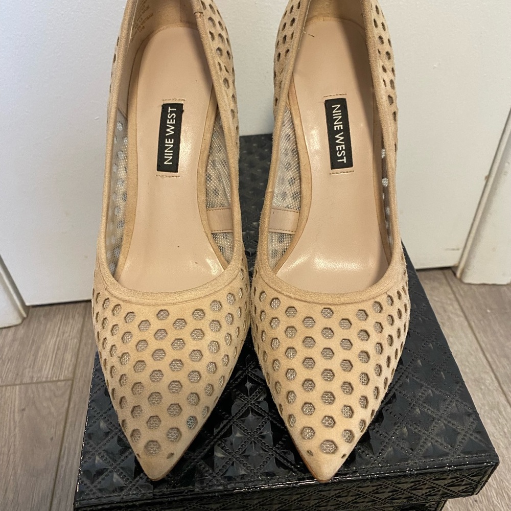 Lovely beige suede heels - Picture 1 of 7
